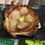 Shoutarou - キャーーー！！！ホタテバター焼き！！！
                        ￥350。観光地にしては良心的価格。
                        
                        貝殻に残った汁がまた美味い。
                        
                        
                        
                        
                        
                        