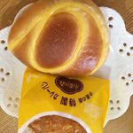 小麦の森 - 料理写真:クリームパンとカレーパン