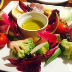 Osteria Urara - カツオとゴロゴロ野菜のサラダ