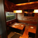 豚肉創作料理 やまと  - 夜景が見える小上がり席です。お席は掘りごたつになっております。