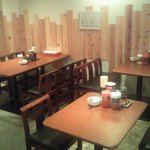 らーめん市場 - 奥にテーブル席ございます。グループ・ご家族での御来店お待ちしております。