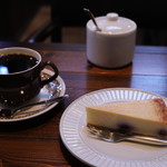 絵本とコーヒーのパビリオン - ケーキとコーヒー900円（税込み）（2017.10）