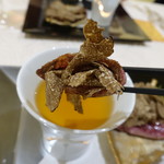 トゥ・ラ・ジョア - 和牛でトリュフを巻いて、コンソメでしゃぶしゃぶして食べます