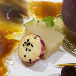 トゥ・ラ・ジョア - サツマイモに見えるのは再構成されたサツマイモのビスケットに、アップルパイ風味羊羹