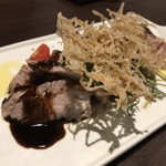 日本酒Dining 根岸 川木屋 - 豚リブロース焼き・バルサミコ酢添え。