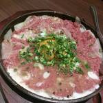 日本酒Dining 根岸 川木屋 - 自家製コンビーフ鉄板焼き。