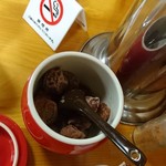 とんかつこぶた - 卓上にある梅干し。昔ながらのしょっぱい梅干し。