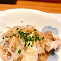 鮨 おさむ - 昆布締めのヒラメに裏漉ししたキモを和えて。胃袋もコリコリ。