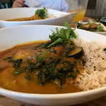 Bonga's Curry&Dining - ランチセット「カレー＆サラダ＆ドリンク＆デザート」950円。