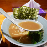 武蔵家 - 色の濃いスープ。
            スープは超濃厚なもの。唇がベタベタになるくらい濃厚。