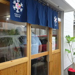 フルーツ スノー オオスミ - 店頭の駐車場は狭くて入口に入りにくいほど(^^;)