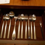 テーブルの引き出しに入ったカトラリー