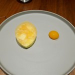 エスピス - 酒粕のアイスに洋なしのチュールを乗せたもの マンゴーのピューレ添え