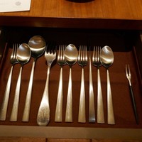 エスピス - テーブルの引き出しに入ったカトラリー