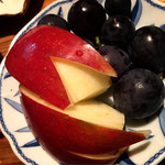 信州マタギ亭 - お店に来ていたご主人のご友人から頂きました。
      ご自分で育てた林檎と巨峰。 甘々で美味しい♡