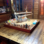 信州マタギ亭 - 店内にはしとめた鹿や猪とご主人の写真。鹿や猪のはく製と斧