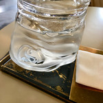 Kamata Mise - サービスのお冷のコップにお顔が。池田満寿夫さん作のコップだそう。