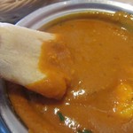 フォーシーズンミラン - ナンをキーマカレーにつけて口に運ぶと気分はインドに行った気持ちになりますよ。