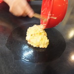 お好み焼き 門 - 調理中：山芋がいっぱい入ってるよぉ～