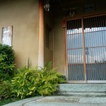 一燈 - お店の前（オープンすると白いロング暖簾がかかります。）