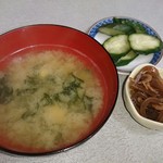 大乃家食堂 - みそ汁  小鉢  きゅうりのぬか漬け♪