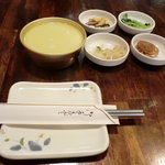 韓国飲食店ドヤジ屋 - グラスマッコリ（済州みかんマッコリ）、おかずがつきます