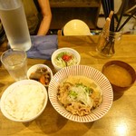 カフェアンドバー スロウ - お母さんの肉豆腐ランチ800円