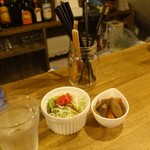 Cafe&Bar Slow - ランチにつくサラダと小鉢