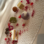 AMOUR - かわいいミニチュアケーキ、花びらも食べられます。といいますか、私は花びらも食べています