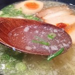 秦秦 - 塩玉ラーメンのスープ