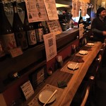 Yamato Warau Yakitoriya Ururu - 焼き場に立つのは店長の猪股壮志。焼き鳥、お酒だけでなく、どんなことでもご相談ください。