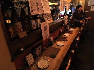 Yamato Warau Yakitoriya Ururu - 焼き場に立つのは店長の猪股壮志。焼き鳥、お酒だけでなく、どんなことでもご相談ください。