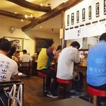 熊本ラーメン 黒亭 - L字カウンター＆テーブル