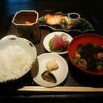 「越味御膳」この後にかき揚げが、そして食後にはデザート＆ドリンクが登場します。