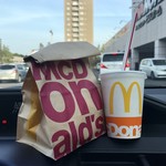 マクドナルド - アイスコーヒーとハンバーガーです。