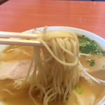 魚八 - 麺持ち上げ