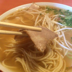 魚八 - チャーシュー持ち上げ