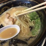 一心不乱 - 黒と言ってもマー油はなく、旨みたっぷりのスープ。麺は細いです。
