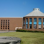 はな房 - 右の円柱の建物がはな房です。