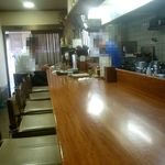 吾作 - 小料理屋のような店内。奥から入口を見たところです。