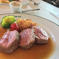 ブラッスリーオザミ 東京スカイツリータウン･ソラマチ店 - フランス産仔羊のロースト ジャガイモのグラタン添え（仔羊ジュのソース）