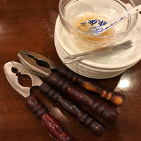 三和楼 - 蟹を食べる準備