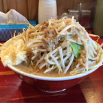 ゴリラ屋 - 上にかけるアブラは細かいのをアブラ用の寸胴からザルですくってドバッと！
                                
                                キングコングかよ！？
                                
                                
                                
                                
                                