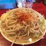 ゴリラ屋 - 赤富士・・・いや、
                                
                                赤キリマ・ンジャロだな。
                                
                                先ずはヤサイをやっつけつつ汁を。
                                
                                濃厚な豚骨乳化。甘味旨味ガツンと塩味は俺にドンズバ。ヤサイの茹でも具合ヨシ！
                                
                                こりゃぁ美味い！！！
                                
                                