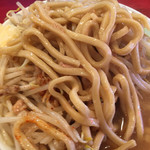ゴリラ屋 - 麺が凄い！！！麺の形は違うがラーメン二郎府中レベルのウルトラスーパー極太凶暴麺。
                                小麦ガツンと濃ゆくややカタメの茹でが絶妙。
                                重い麺を引きずり出してズルズル飲む。
                                
                                コレは素晴らしい！！！
                                
                                