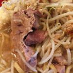 ゴリラ屋 - 大きなホロブタが2枚。デカイし厚い。
      赤身ホロホロアブラトロトロで味もしっかりしていて文句無し！！！
      厨房には大量の肉塊(ブタ）。
      
      素晴らしい！！！
      
      