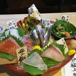 俺の魚を食ってみろ!! - ｢二代目玉手箱｣刺身盛合せ。本日は赤海老、牡蠣、水蛸、真鯛、鰤、サーモン。