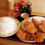 定食屋 六宝亭 - 人気のチキンカツ定食。写真は、おかず大盛り、ご飯てんこもり