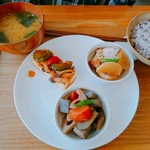 DELI＆CAFE　agrass - デリ3品　950円
            豆腐ステーキ
            筑前煮
            厚揚げの煮物にご飯は、胚芽米と玄米のハーフ