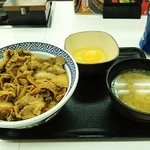 Yoshinoya - 2017年10月　アタマの大盛、味噌汁、卵